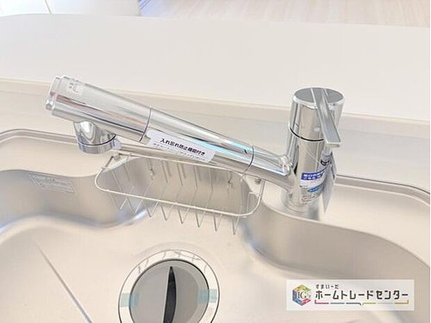 【【浄水器】】浄水カートリッジ内蔵で場所を取らずに見た目もスッキリ。ノズルはシャワーヘッドになっておりお掃除も楽々です。