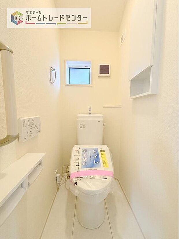 【【トイレ】】暖房機能の付いた便座は冬の寒い日にはあって良かったと本当に思います。もちろん快適で清潔なシャワー機能は標準で備えています。スペースも広くとっているので普段のお掃除もしやすいトイレスペースです。