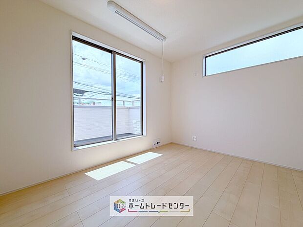 【洋室】2面採光の洋室です。窓からの眺望もよくなり視界が広いので、部屋にいても飽きません、そしてもちろん大切なのは明るさと風通し、明るい日差しと心地よい風で自分のお部屋でくつろげる贅沢をご提供します。
