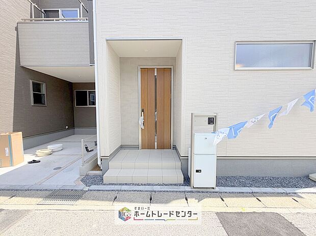 【玄関】アプローチを上がると、木目調の高級感のある玄関ドアがございます。玄関を開けると広々とした空間と収納も目の前に!玄関が広い家は入った瞬間から気持ちが良いです。ぜひご自身で確かめて見て下さい。