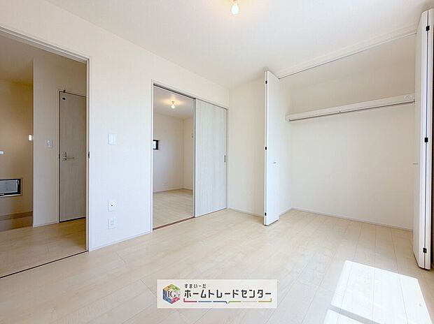 【洋室】収納を完備している居室です。収納が豊富な住宅は居室空間がしっかりと使えるので暮らしやすさが断然に上がります。荷物をを気にすることなく家具の配置をお好み通りにできるのも大きな魅力です。