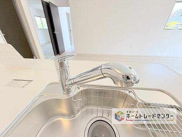 【【浄水器】】浄水カートリッジ内蔵で場所を取らずに見た目もスッキリ。ノズルはシャワーヘッドになっておりお掃除も楽々です。