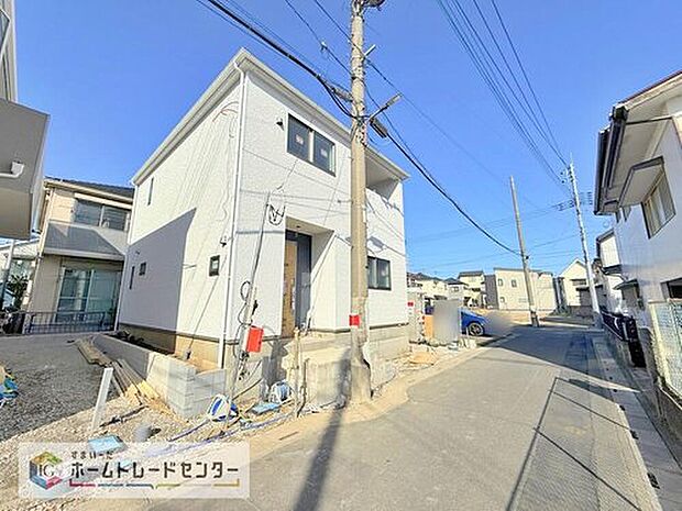 【前面道路含む現地写真】モデルハウスのご案内や、仕様や色の説明も細かくさせていただきます。弊社は飯田グループホールディングス唯一の販売専門会社になるので、細部まで説明いたします。もちろん住宅ローンのご相談だけでも大丈夫です。