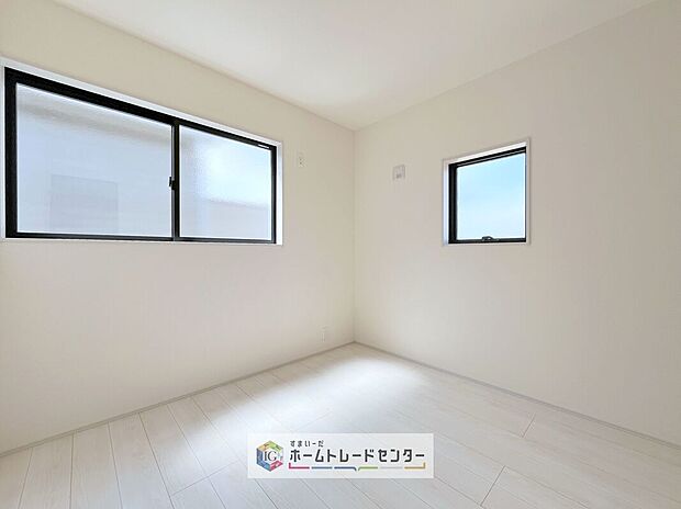【洋室】2面採光の洋室です。窓からの眺望もよくなり視界が広いので、部屋にいても飽きません、そしてもちろん大切なのは明るさと風通し、明るい日差しと心地よい風で自分のお部屋でくつろげる贅沢をご提供します。