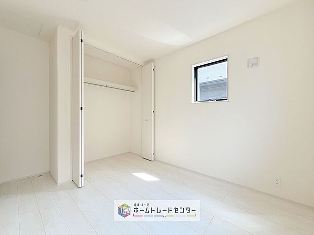 【洋室】各部屋を最大限に広く使って頂ける様、全居住スペースに収納付。プライベートルームはゆったりと快適に。