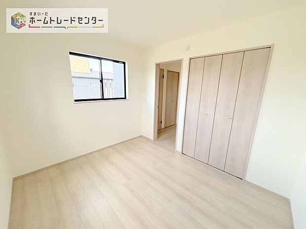 【洋室】各居室に収納を完備しております。収納が豊富な住宅は居室空間がしっかりと使えるので暮らしやすさが断然に上がります。荷物をを気にすることなく家具の配置をお好み通りにできるのも大きな魅力です。
