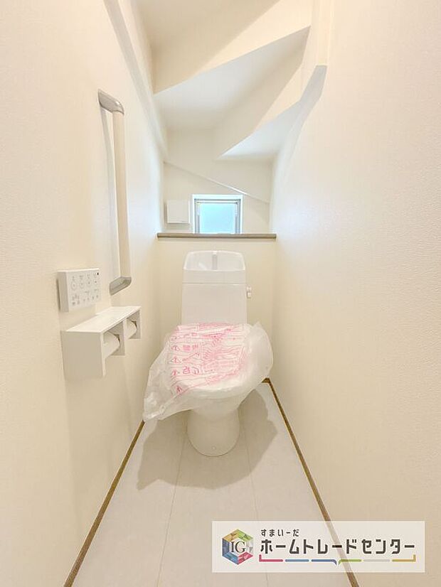 【【トイレ】】暖房機能の付いた便座は冬の寒い日にはあって良かったと本当に思います。もちろん快適で清潔なシャワー機能は標準で備えています。スペースも広くとっているので普段のお掃除もしやすいトイレスペースです。