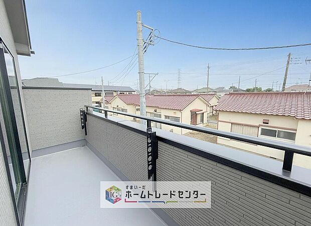 【バルコニー】南面に面したバルコニーはもちろん日当たり良好です。お洗濯物を干していただく際にも楽にできるように奥行きを広くお取りいたしました。明るく、暖かなゆとりあるスペースで快適に家事を行っていただけます。
