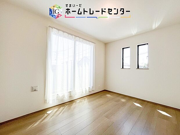 【洋室】日当りの良さは写真でも充分に伝わるかと思いますが、開放感のある周囲にめぐまれたおかげで、風通しもとても良くなっております。ぜひ現地を見ていただき体感していただきたいポイントです。