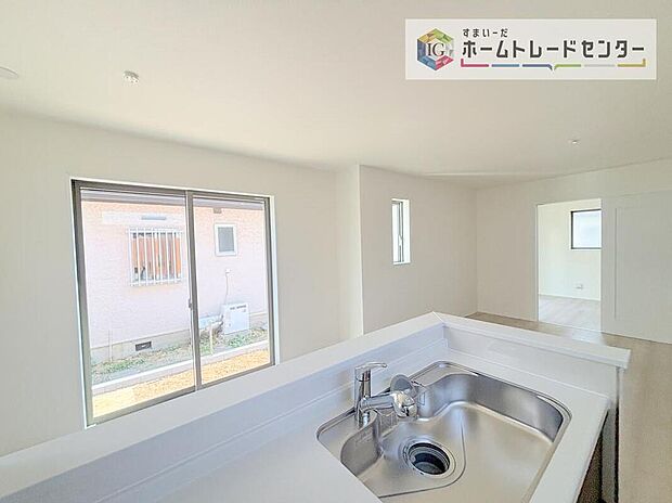 【キッチン】キッチンからリビングの視界です。家事をしていてもしっかりご家族とコミュニケーションをお取りいただけます。お片付けの当番になった方もこれでしっかりと話題の中に入っていけます。