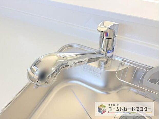 【【浄水器】】浄水カートリッジ内蔵で場所を取らずに見た目もスッキリ。ノズルはシャワーヘッドになっておりお掃除も楽々です。