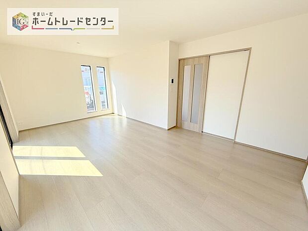 【リビング】LDKのリビングスペースです。広く奥行きのあるリビングの為、ダイニング、リビングの各スペースがしっかりと確保できます。お食事の後はこちらに移って皆様でおくつろぎください。