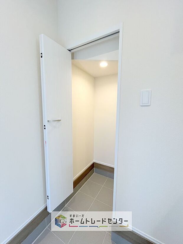 【【シューズインクローク】】ロングブーツやトレッキング靴もすっぽり収まる玄関収納。靴はもちろんベビーカーやお子さんの遊び道具なども置いていただけます。