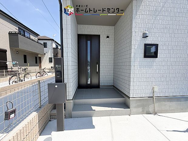 【玄関】駐車場横のアプローチを上がると、木目調の高級感のある玄関ドアがございます。玄関を開けると広々とした空間と収納も目の前に!玄関が広い家は入った瞬間から気持ちが良いです。ぜひご自身で確かめて見て下さい。