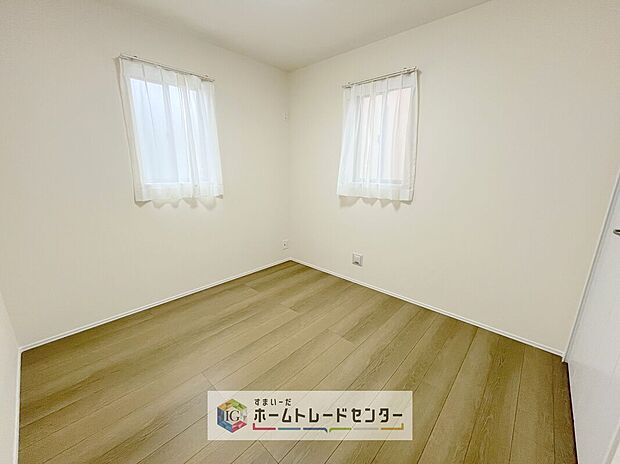 【洋室】こちらは4.87帖の納戸になります。広さを十分にとっていますので、普通のお部屋としても使える広さです。用途に応じて、収納スペースや、趣味のお部屋。お仕事のスペースなどにお使いいただけます♪