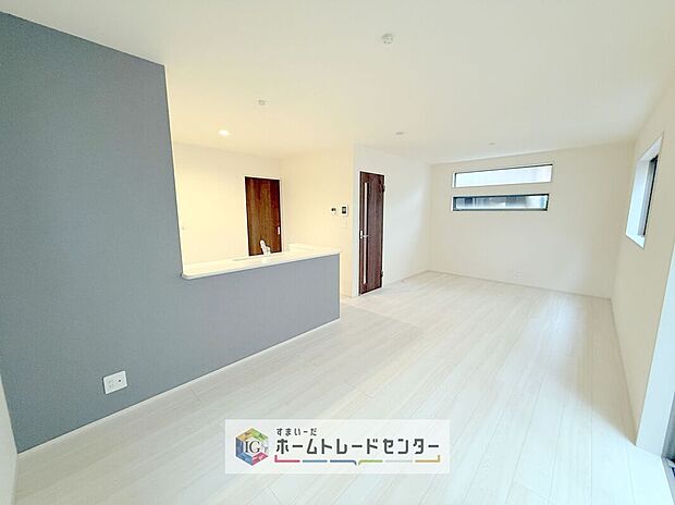 【リビング】対面キッチン前の空間を広めにとっておりますので、ダイニングテーブルを置いてご家族皆様で食卓を囲ってもらっても充分なスペースがございます。家族で楽しいお食事のお時間をお過ごしください。
