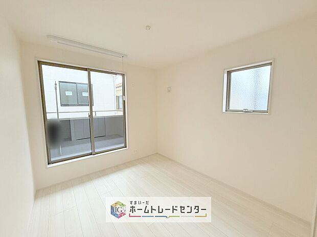 【洋室】日当りの良さは写真でも充分に伝わるかと思いますが、開放感のある周囲にめぐまれたおかげで、風通しもとても良くなっております。ぜひ現地を見ていただき体感していただきたいポイントです。
