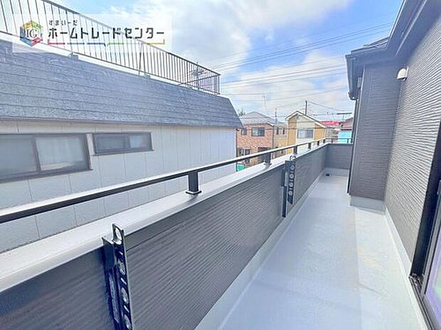 【バルコニー】南面に面したバルコニーはもちろん日当たり良好です。お洗濯物を干していただく際にも楽にできるように奥行きを広くお取りいたしました。明るく、暖かなゆとりあるスペースで快適に家事を行っていただけます。