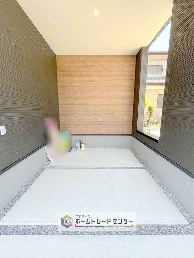 【【ビルトインガレージ】】台風の季節も大切な車を守ることができます。また雨が降っていても乗り降りを気にしなくてよい事や、買い物の荷物を取り込みやすさもメリットのひとつです♪
