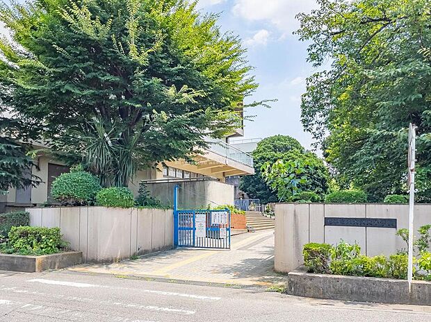 越谷市立大沢北小学校(約420m)