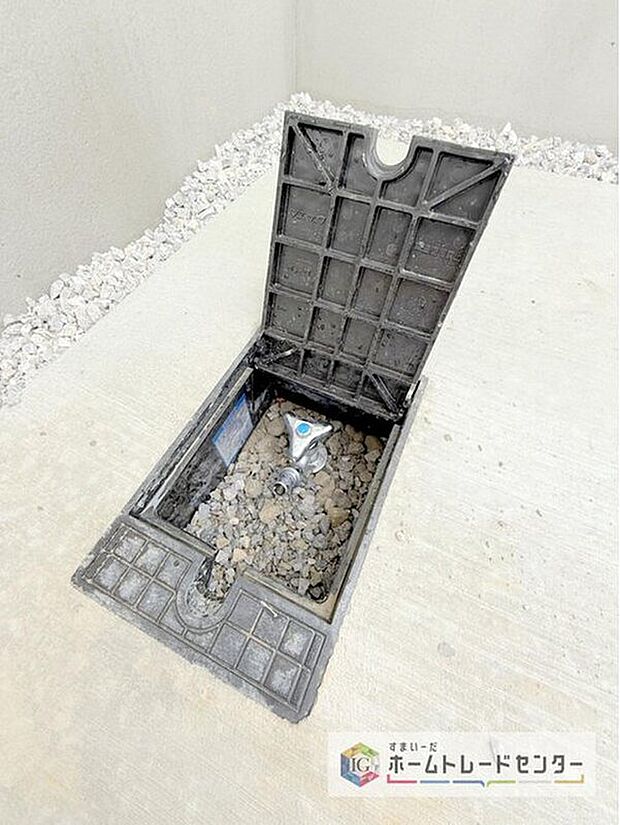 【その他設備】バーベキューなど、お庭でアウトドアを楽しむ方にとっては、外に水栓があれば家の中から水を運び出す手間が省けます。洗車の際にも便利です♪