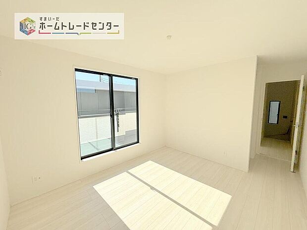 【リビング以外の居室】主寝室は7.75帖、お子様がまだ小さいご家庭なら２階のお部屋はここだけでいいかもしれません、もちろんウォークインクローゼットがついておりますので、荷物に悩まされることなく、好きに家具の配置ができます