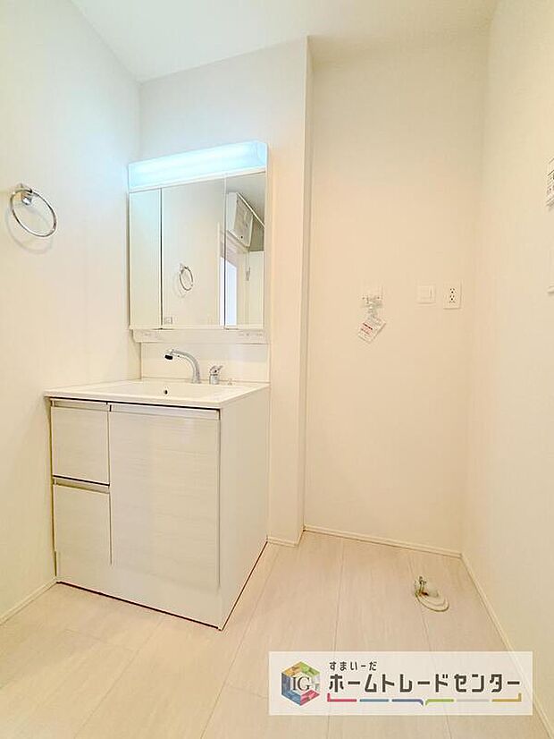 【【洗面所】】合わせ鏡が可能な3面鏡です。朝の忙しい時間でもの身だしなみのチェックもここだけで完結できます。もちろん鏡の後ろは充分な収納力を持った収納となっており、視界に入る部分はスッキリと片付きます。