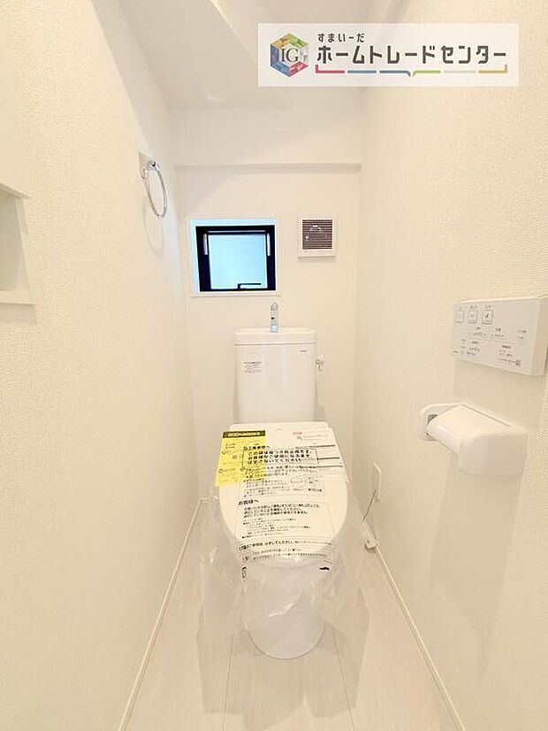 【【トイレ】】暖房機能の付いた便座は冬の寒い日にはあって良かったと本当に思います。もちろん快適で清潔なシャワー機能は標準で備えています。スペースも広くとっているので普段のお掃除もしやすいトイレスペースです。