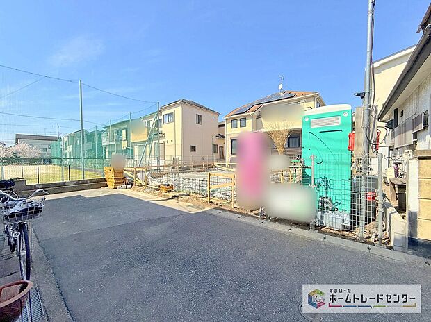 【 現地外観写真】どのような建物が建つか、間取りの広さはどうかなど、気になる点は丁寧にご説明いたします。資料請求やご案内は即日対応いたします。土日や平日、お仕事終わりの時間など、ご都合に合わせてご案内いたします。
