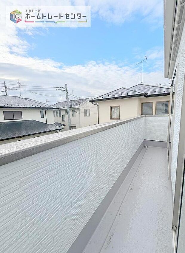 【バルコニー】バルコニーは2部屋以上からの出入りが可能となっております。同じ家族でも生活スタイルが異なる今の時代、昼間お休みになられている方がいても支障なくバルコニーを使えるために必要とされる要素かと思います。