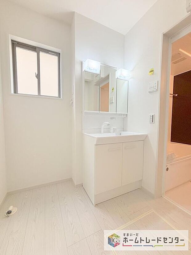 【【洗面所】】合わせ鏡が可能な3面鏡です。朝の忙しい時間でもの身だしなみのチェックもここだけで完結できます。もちろん鏡の後ろは充分な収納力を持った収納となっており、視界に入る部分はスッキリと片付きます。