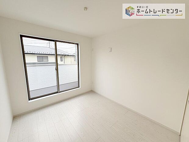 【リビング以外の居室】2面採光の洋室です。窓からの眺望もよくなり視界が広いので、部屋にいても飽きません、そしてもちろん大切なのは明るさと風通し、明るい日差しと心地よい風で自分のお部屋でくつろげる贅沢をご提供します。