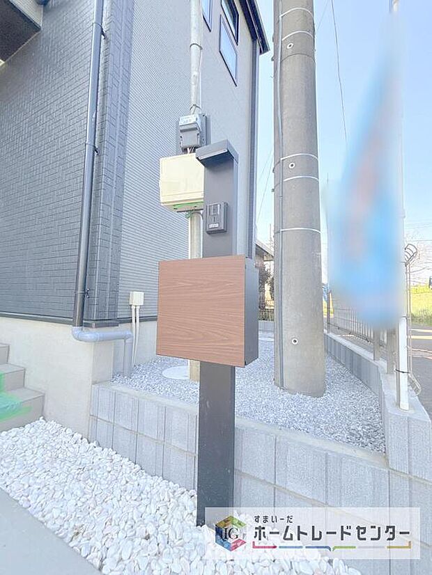 【その他設備】インターホン一体型のポストです。インターホンはTVモニター付きで録画機能もあり、どのような人が何時に来訪されたのかが分かります。防犯上はもちろん、お届け物などの把握にも便利です。