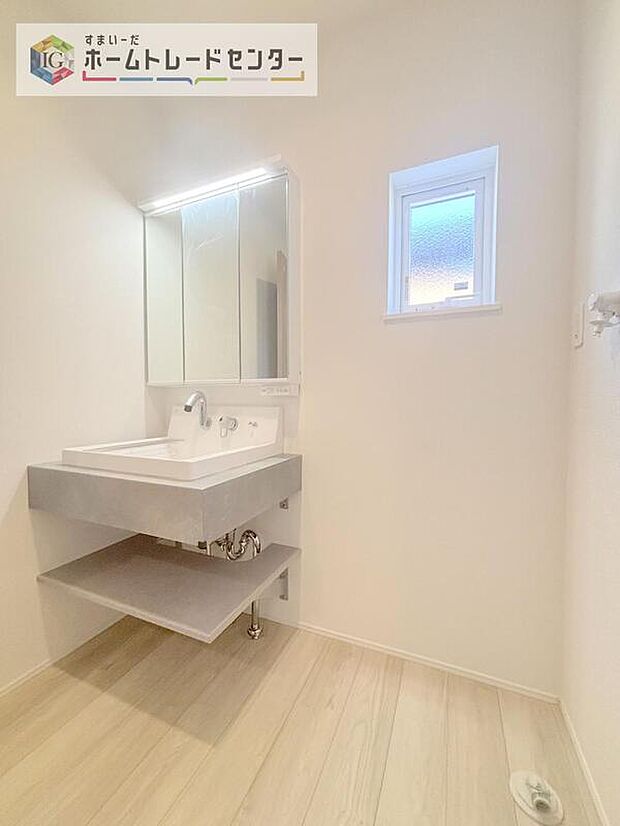 【【洗面所】】合わせ鏡が可能な3面鏡です。朝の忙しい時間でもの身だしなみのチェックもここだけで完結できます。もちろん鏡の後ろは充分な収納力を持った収納となっており、視界に入る部分はスッキリと片付きます。