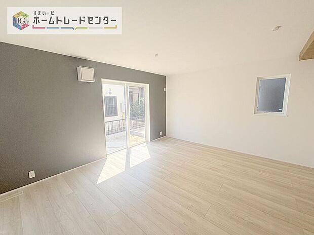 【リビング】リビングにはこだわって開口部を可能な限り多く設けました。日当たり、風通しを良くするのはもちろんですが、やはり人が集まる場所ですので、開放感が必要な場所だと思います。広々としたリビングをお楽しみください