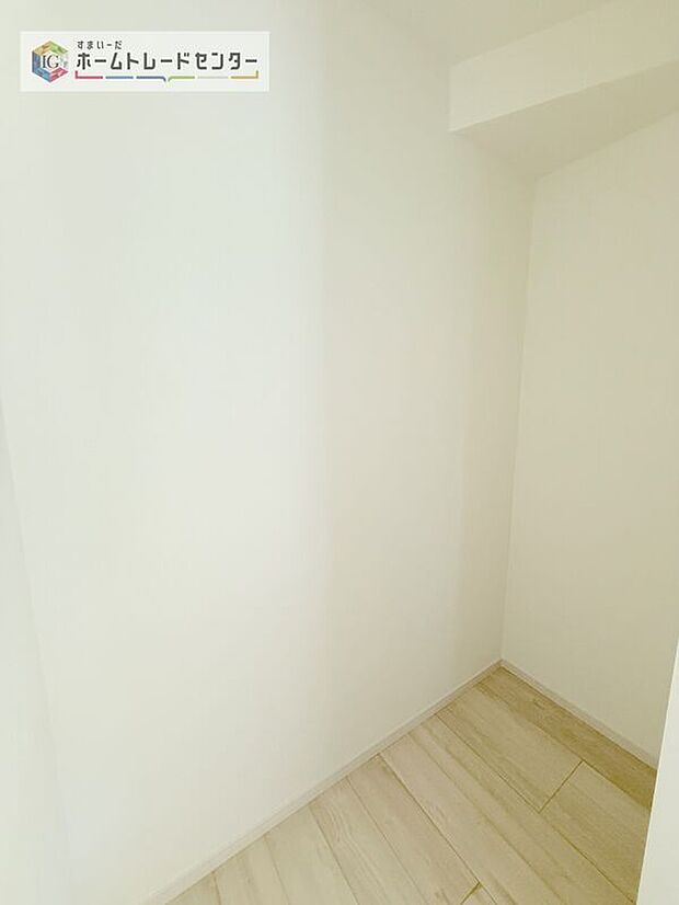 【パントリー】キッチンの奥には大きなパントリーを設けました。そのまま食材の保管庫としてお使い頂いても良いですし、1階は何かと物が多くなるので、お掃除道具やお子様のおもちゃ収納にお使い頂いても良いかと思います。