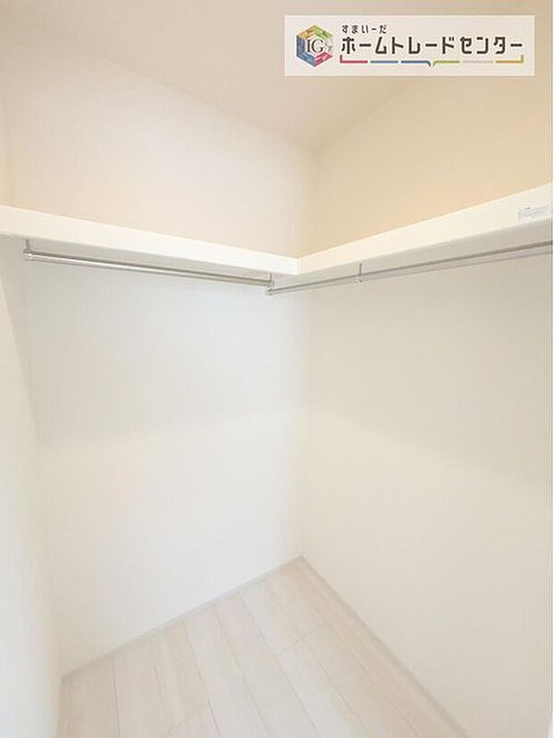 【ウォークインクローゼット】大容量のウォークインクローゼットです。どなた様でも収納に頭を悩ませたことがあるかと思います。ウォークインクローゼットがございますと一気に解決いたしますし、お部屋を最大限の空間ですっきりお使い頂けます。
