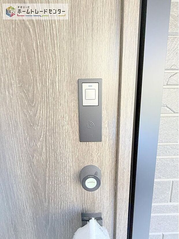 【【スマートキー】】たくさんお買い物をした時や、お子様を抱っこしながらでも簡単に開けられるのが便利。急いでいる時でも鍵を取り出さずに済みます。

