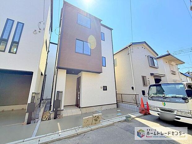 【現地外観写真】建物内部まで完成いたしましたので、ご自由に、お好きなだけゆっくりとご見学いただけます。実際の広さの感覚や、日当たりの良し悪し、お客様ご自身でぜひご確認ください。本日のご案内も可能です。