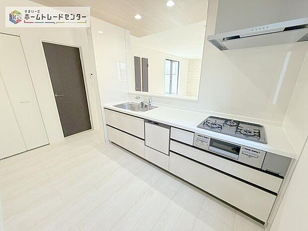 【キッチン】食洗機が標準装備でついています。家事は毎日の事、一日一日は少しの負担軽減でも、その少しを1年で考えれば大きな時間になります。自由に使えるお時間を増やしていただき、その分新居でおくつろぎ下さい。

