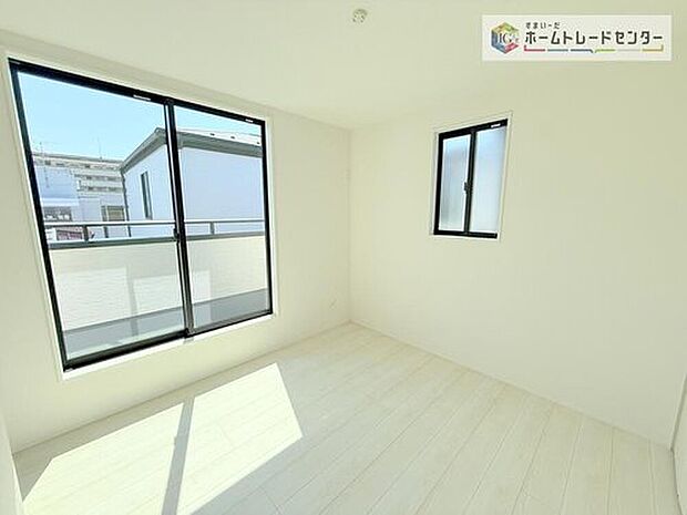 【洋室】３階の居室は日当たりも眺望もよい気持ちの良い空間となっております。２面採光となっておりますので、広く景色を楽しめるのはもちろん、風通しが良く嫌なことがあっても自分のお部屋でリフレッシュできます。

