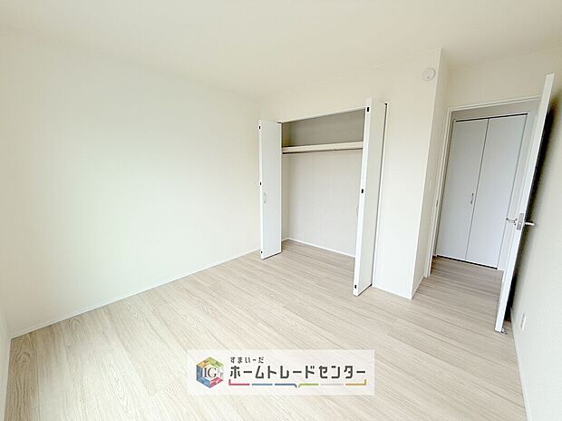 【洋室】各居室に収納を完備しております。収納が豊富な住宅は居室空間がしっかりと使えるので暮らしやすさが断然に上がります。荷物をを気にすることなく家具の配置をお好み通りにできるのも大きな魅力です。
