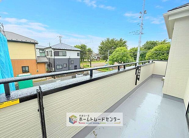 【バルコニー】南面に面したバルコニーはもちろん日当たり良好です。お洗濯物を干していただく際にも楽にできるように奥行きを広くお取りいたしました。明るく、暖かなゆとりあるスペースで快適に家事を行っていただけます。
