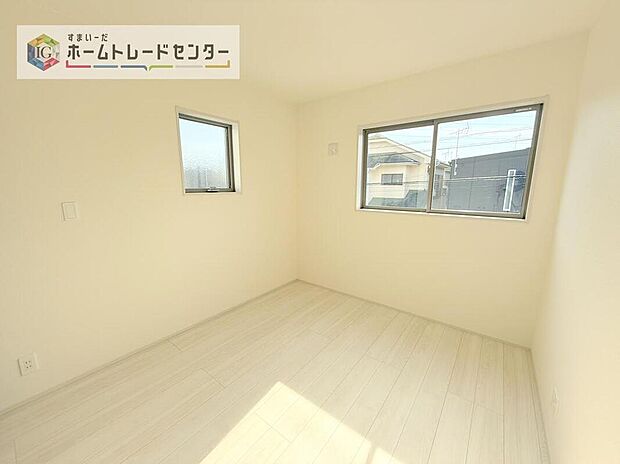 【リビング以外の居室】2面採光の洋室です。窓からの眺望もよくなり視界が広いので、部屋にいても飽きません、そしてもちろん大切なのは明るさと風通し、明るい日差しと心地よい風で自分のお部屋でくつろげる贅沢をご提供します。