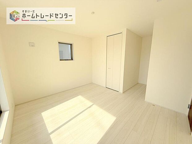 【リビング以外の居室】日当りの良さは写真でも充分に伝わるかと思いますが、開放感のある周囲にめぐまれたおかげで、風通しもとても良くなっております。ぜひ現地を見ていただき体感していただきたいポイントです。