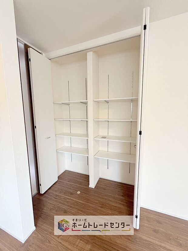 【【リビング収納】】掃除用具や文房具等が収納できるためリビングをスッキリ見せることが出来ます♪また、収納用に家具などを購入する必要がないので、地震が起きても家具が倒れてくる心配もありません。
