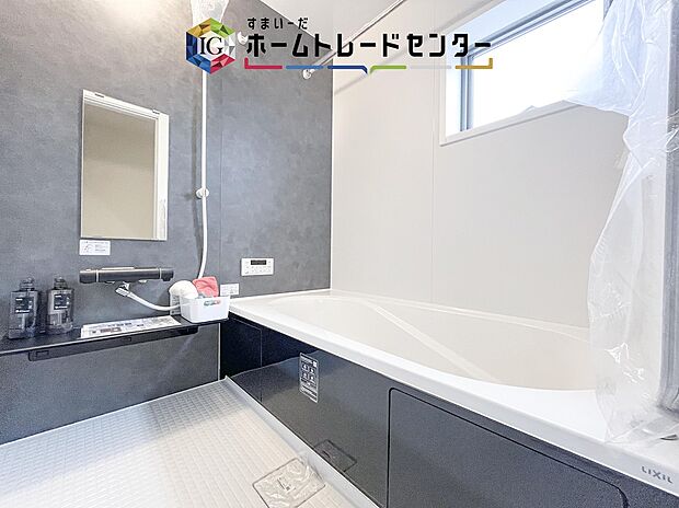 【【浴室】】一坪タイプのユニットバスは、足をしっかりと延ばして一日の疲れを癒すことが可能です。浴室暖房乾燥機も完備しておりますので、カビの心配が無いのはもちろん、雨の日のお洗濯物はお風呂で乾かせます。