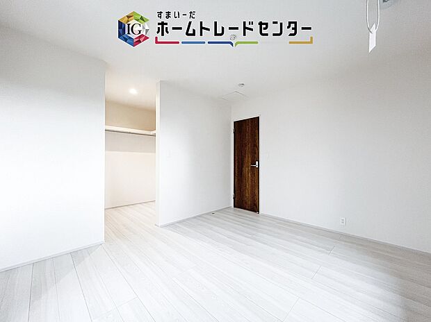 【洋室】収納を完備している居室です。収納が豊富な住宅は居室空間がしっかりと使えるので暮らしやすさが断然に上がります。荷物をを気にすることなく家具の配置をお好み通りにできるのも大きな魅力です。