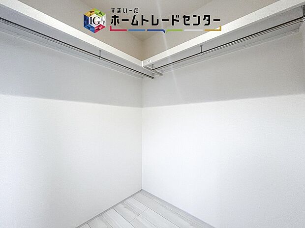 【ウォークインクローゼット】大容量のウォークインクローゼットです。どなた様でも収納に頭を悩ませたことがあるかと思います。ウォークインクローゼットがございますと一気に解決いたしますし、お部屋を最大限の空間ですっきりお使い頂けます。