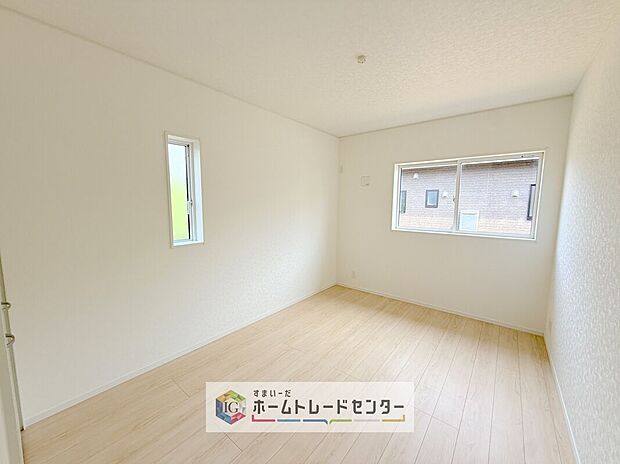 【洋室】日当りの良さは写真でも充分に伝わるかと思いますが、開放感のある周囲にめぐまれたおかげで、風通しもとても良くなっております。ぜひ現地を見ていただき体感していただきたいポイントです。
